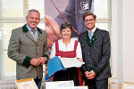 Landeshauptmann Mario Kunasek (l.), Doris Grassmugg, Leiterin des Steirischen Volksliedarchivs, Simon Koiner-Graupp, Geschäftsführer der Volkskultur Steiermark GmbH (r.)     © Land Steiermark
