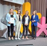 Staatspreis für den steirischen „eWandertag“: Projektleiterin Tina Obermoser, Iris Heinzel (Bildungsdirektion Steiermark) und Referatsleiterin Silvia Fischer (v.l.) bekamen in Wien von Ministerin Claudia Plakolm (r.) den Europa-Staatspreis überreicht. © Land Steiermark; Verwendung bei Quellenangabe honorarfrei